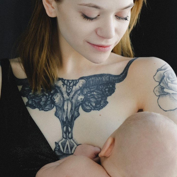 madre amamantando bebe